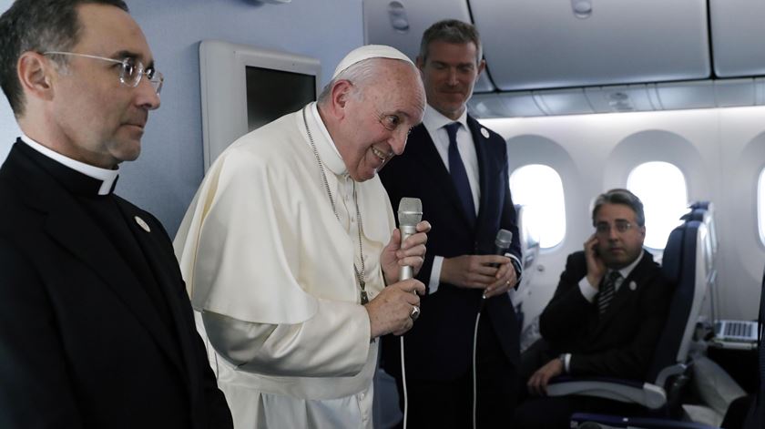 O Papa Francisco no avião de regresso ao Vaticano, após uma viagem à Tailândia e ao Japão. Foto: EPA/Remo Casilli/POOL
