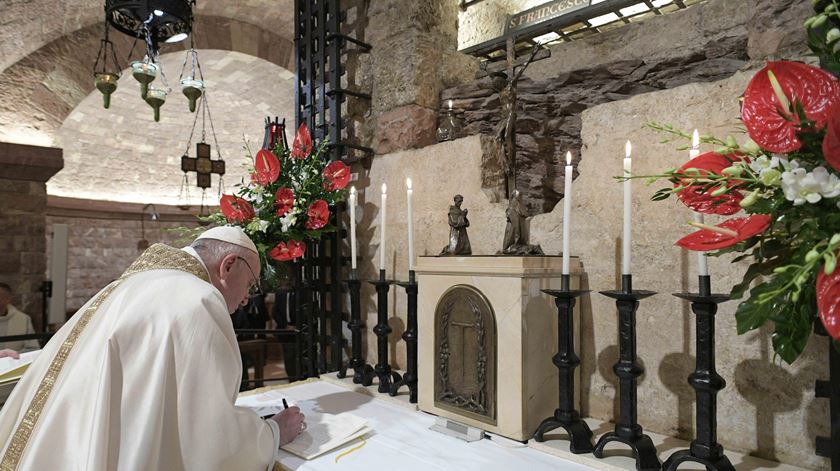 O momento em que o Papa assinava a encíclica "Fratelli Tutti", em Assis. Foto: Vatican Media via EPA