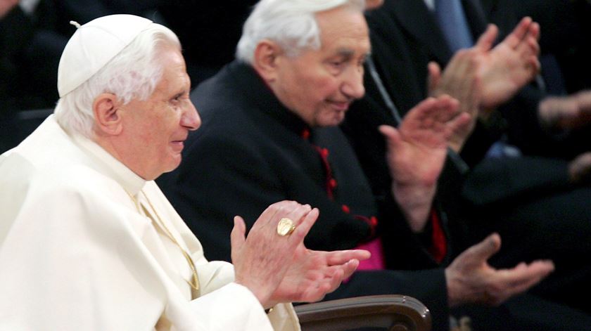Papa Bento XVI e o irmão George Ratzinger, em 2007. Foto: Giuseppe Giglia/EPA