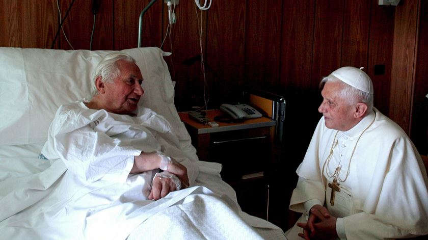 O Papa Bento XVI  em agosto de 2005, numa visita ao irmão George, então internado num hospital de Roma. Foto: Arturo Mari/EPA