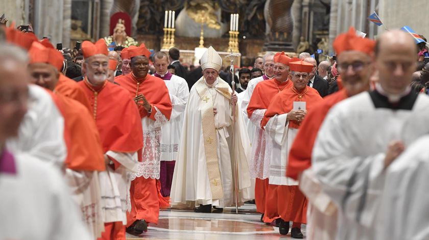 O Papa com noos cardeais elevados em outubro de 2019. Foto: Vatican Media/EPA (arquivo)