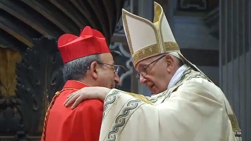 Papa Francisco a dar a D. António Marto as suas insígnias cardinalícias. Foto: Vatican News