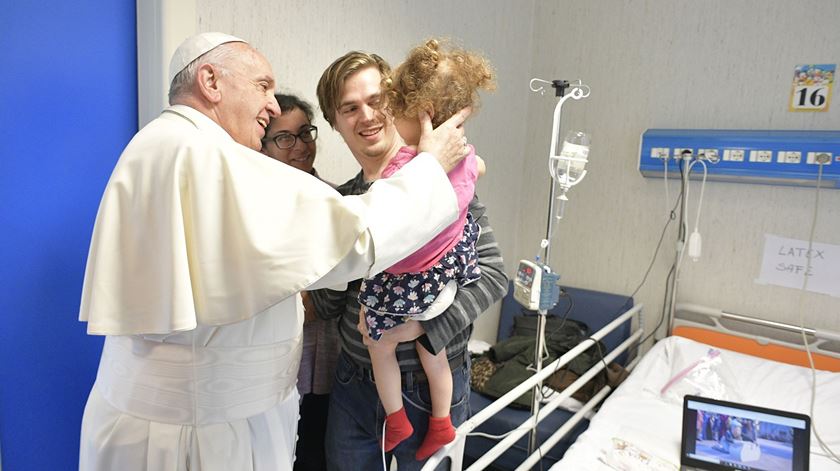 Papa com criança no hospital Bambino Gesú de Palidoro. Foto: Vatican Media