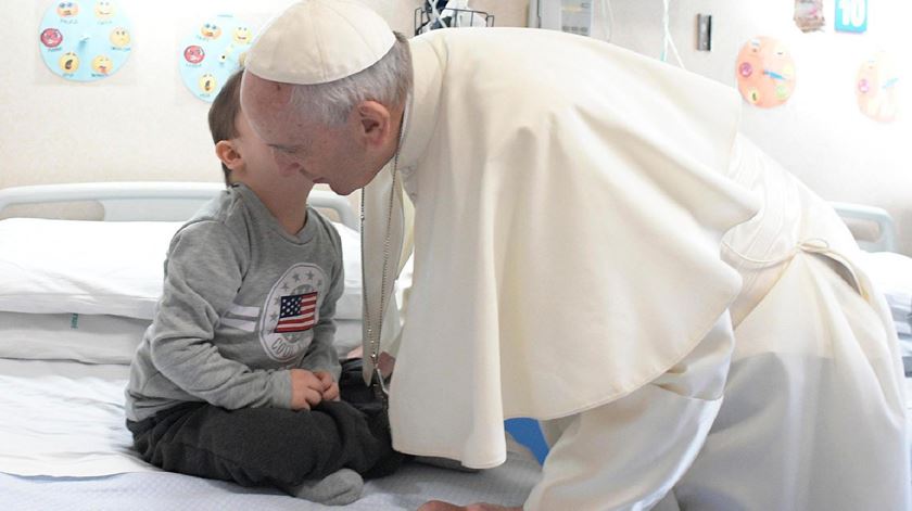 Papa Francisco visita ala de oncologia pediátrica num hospital. Foto: Osservatore Romano