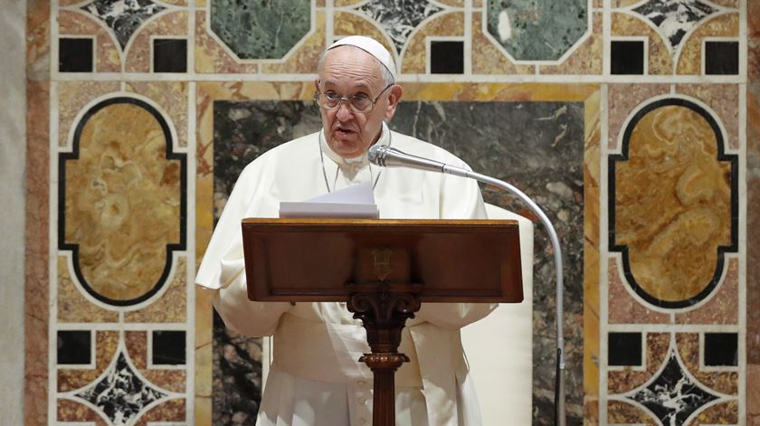 Papa fala aos diplomatas acreditados no Vaticano. Foto: Remo Casilli/EPA