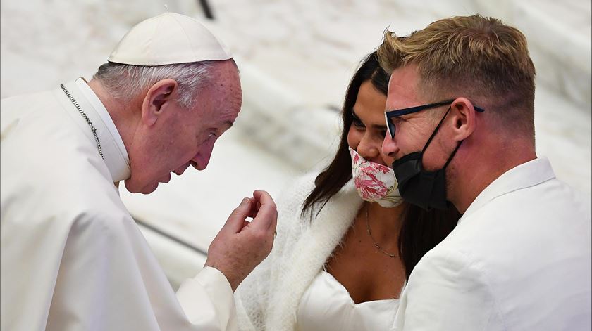 Papa Francisco conversa com casal durante a audiência-geral no Vaticano. Foto: Ettore Ferrari/EPA