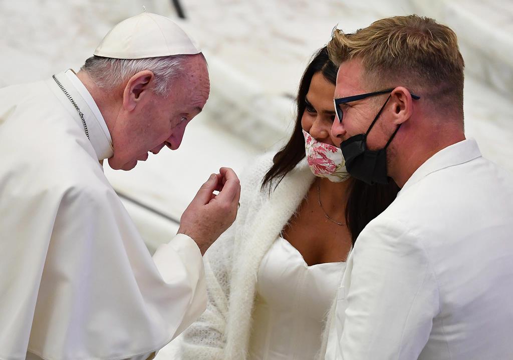 O Papa Francisco conversa com um casal no Vaticano. Foto: Ettore Ferrari/EPA