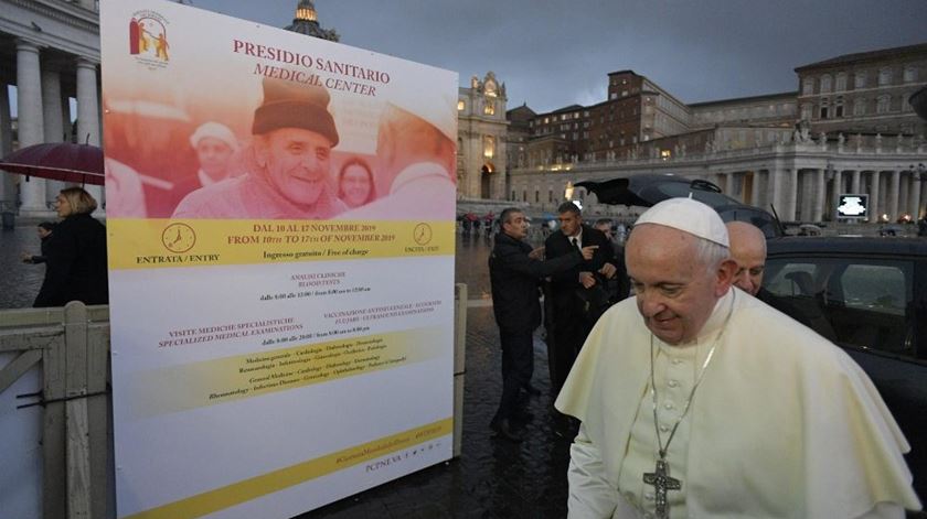 Papa Francisco apareceu ser qualquer aviso prévio no posto móvel de saúde instalado na Praça de São Pedro. Foto: Ecclesia