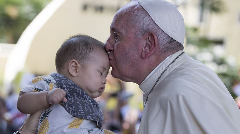 Papa Francisco beija bebé na Tailândia. Foto: Diego Azubel/EPA