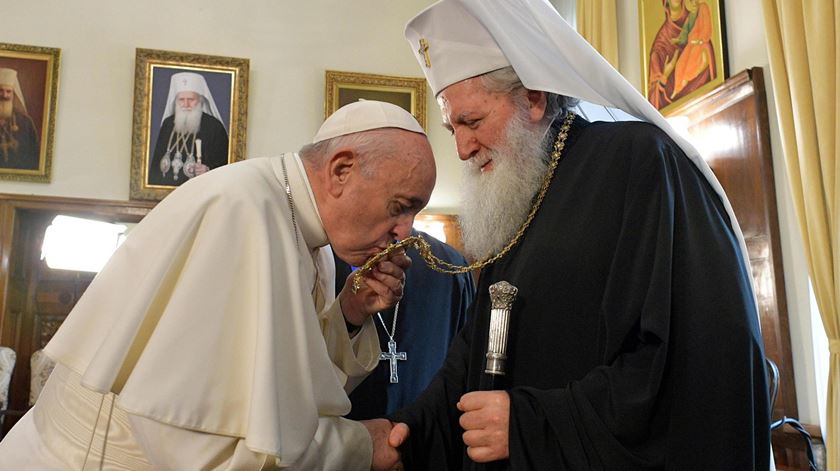 O Papa Francisco com o Patriarca Neofito, em Sófia. Foto/EPA
