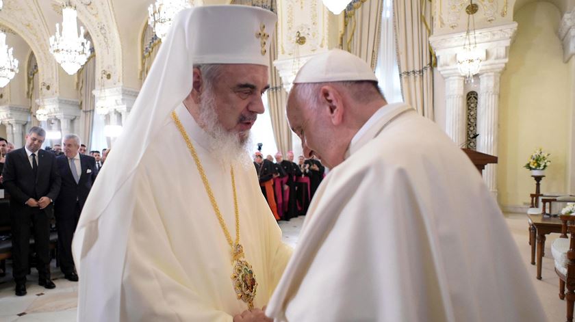 Papa Francisco com Patriarca Daniel, da Roménia. Foto: EPA