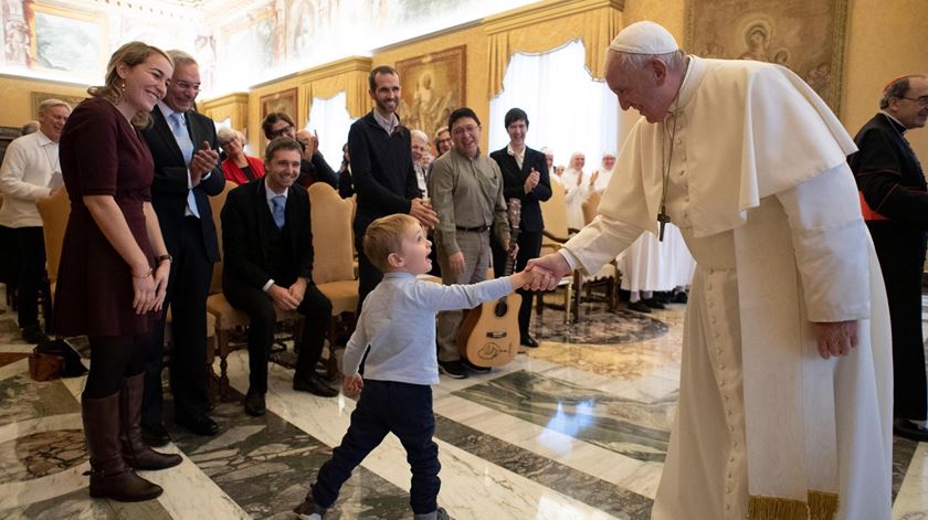 Papa Francisco cumprimenta uma criança em Roma no dia em que completa 50 anos de sacerdócio. Foto: Vaticano