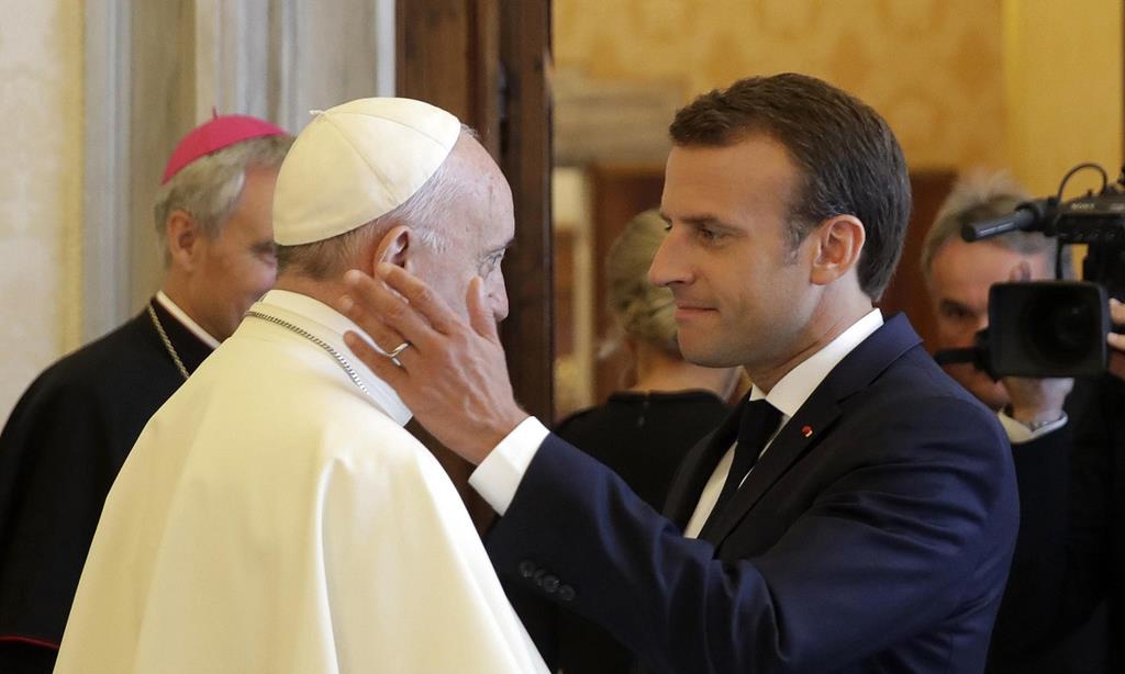 Macron com o Papa Francisco em 2018, no primeiro dos três encontros entre os dois líderes até hoje. Foto: Alessandra Tarantino/EPA