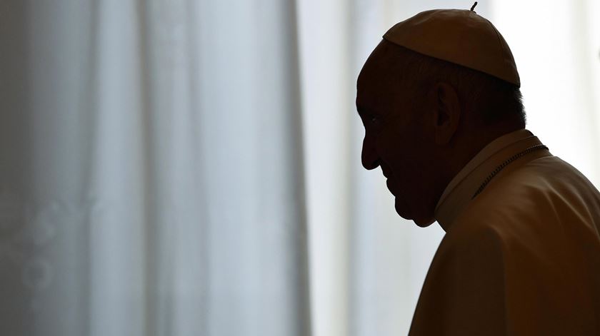 O Papa Francisco mostra a sua proximidade às vítimas das cheias no Irão. Foto: Alberto Pizzoli/EPA