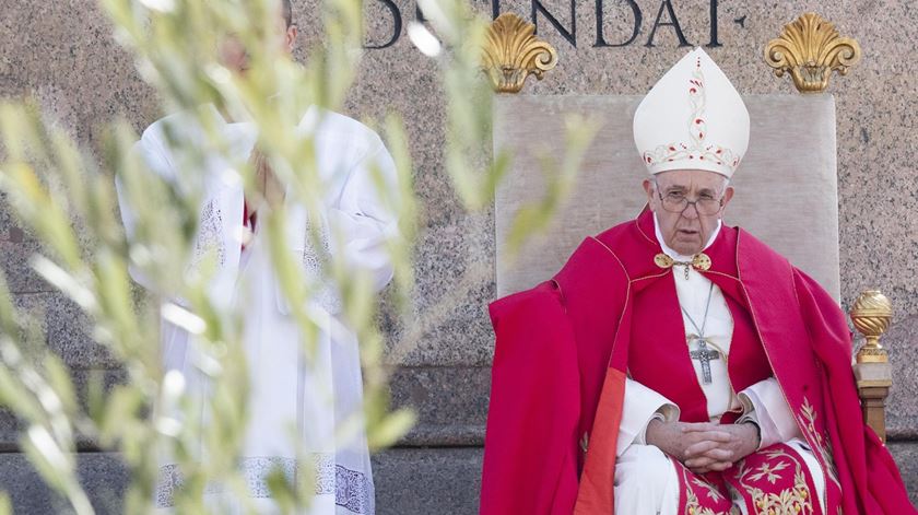 O Papa Francisco celebra o Doming ode Ramos em Roma. Foto: Claudio Peri/EPA