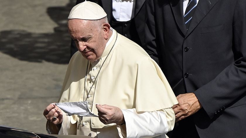 Papa Francisco prepara-se para colocar uma máscara pela primeira vez em público. Foto: Riccardo Antimiano/EPA