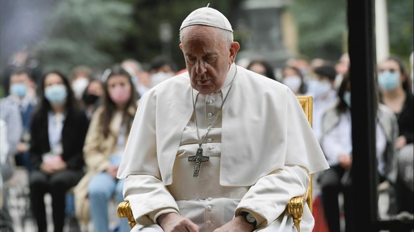 Papa Francisco reza pelas vítimas da pandemia da Covid-19, no Vaticano. Foto: Vatican Media