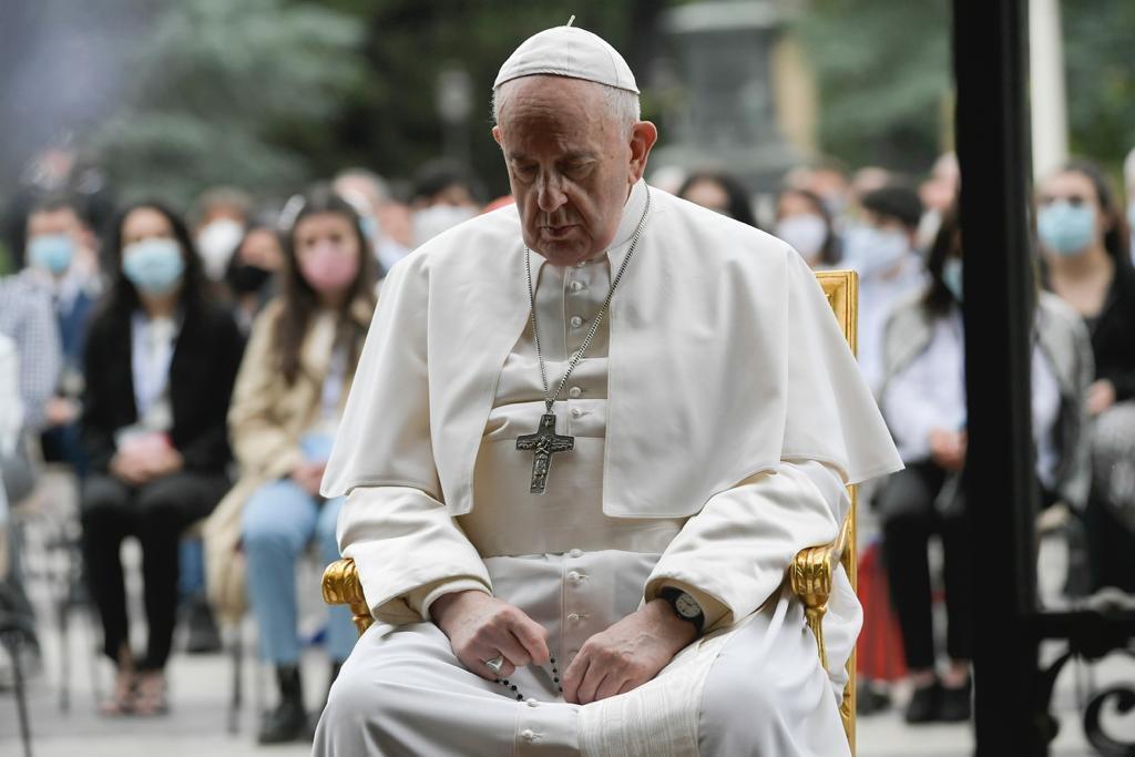Papa Francisco reza terço. Foto: Vatican Media