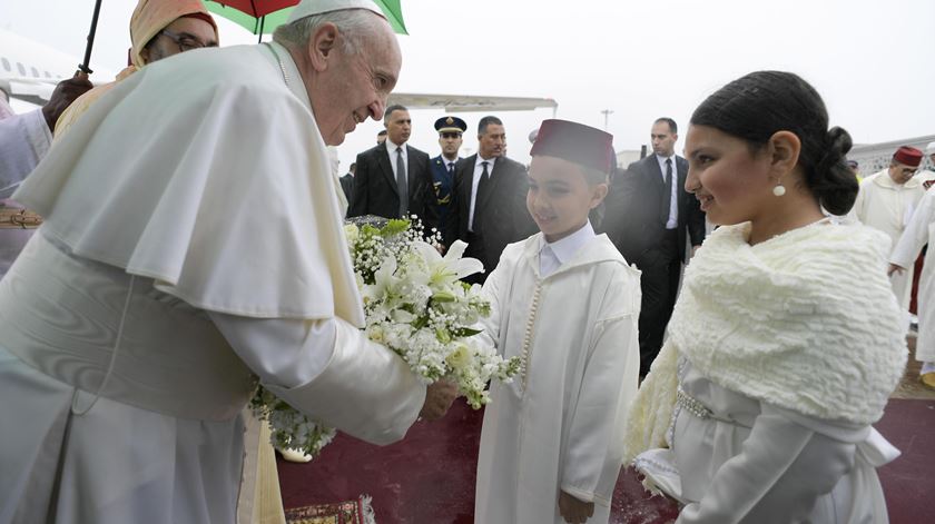 Francisco foi recebido pelo rei Mohammed VI, recebendo flores de duas crianças vestidas com trajes tradicionais. Foto: Vatican Media