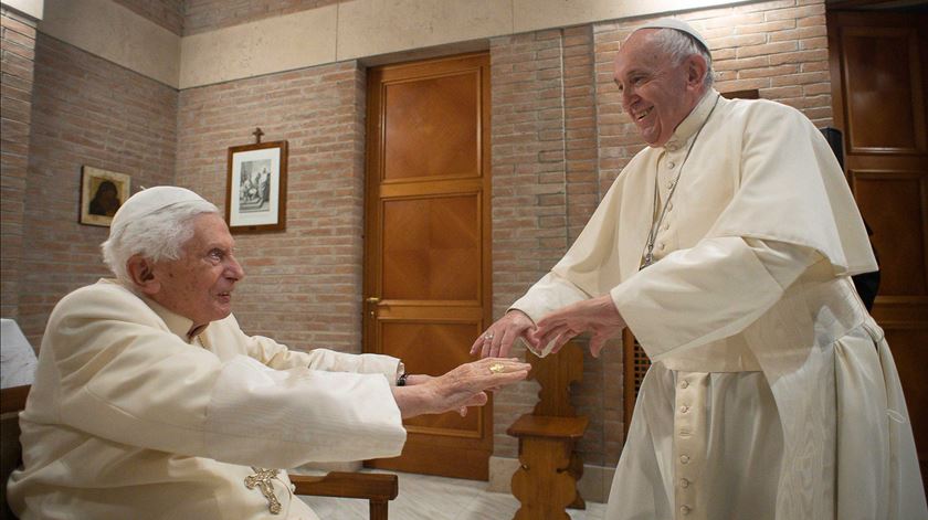 Papa emérito Bento XVI recebe visita do Papa Francisco. Foto: Vaticano
