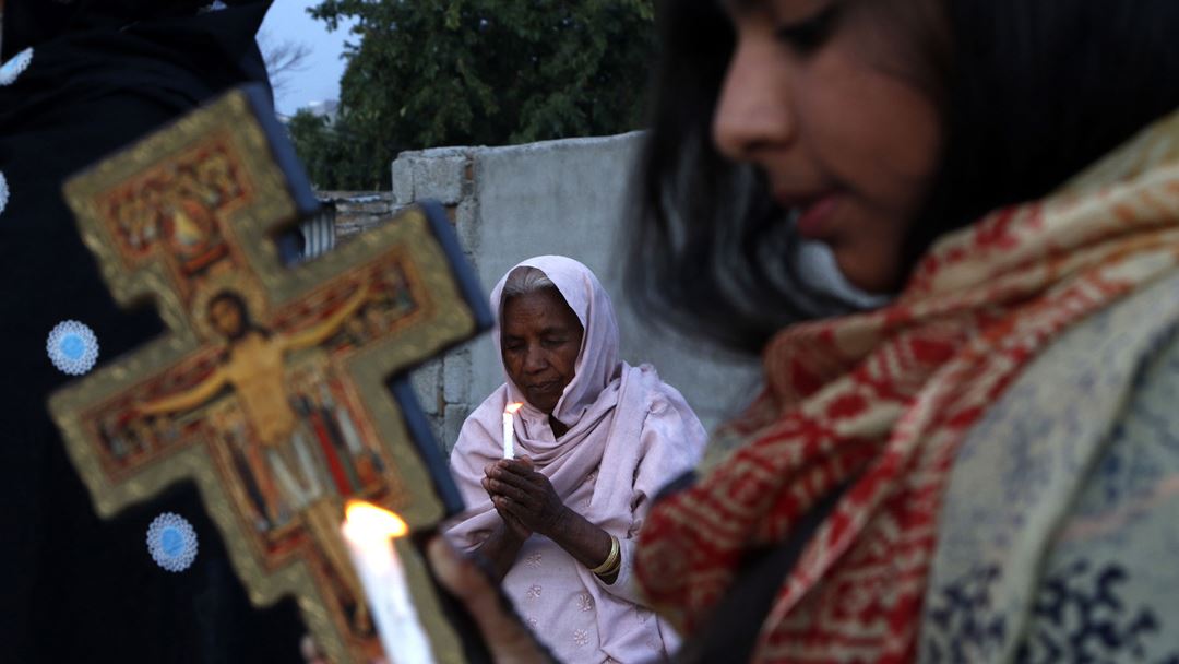No Paquistão, os cristãos celebram a Páscoa em casa, pois as igrejas estão fechadas para combater a Covid-19. Foto: Sohail Shahzad/EPA