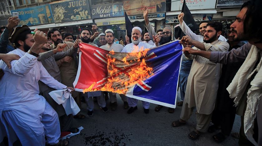 Manifestantes paquistaneses mostram o seu desagrado com França por causa dos cartoons de Maomé. Foto: Arshad Arpad/EPA