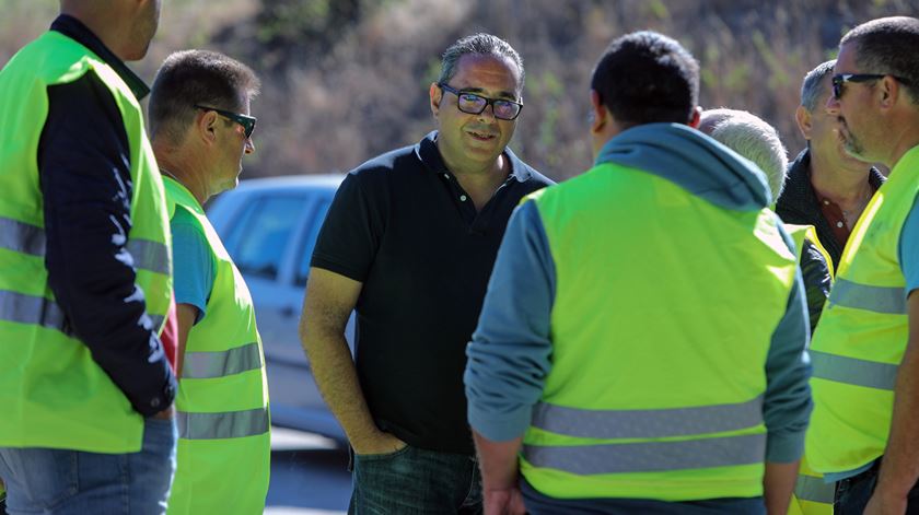 Pardal Henriques com motoristas em Aveiras de Cima. Foto: Miguel A. Lopes/Lusa