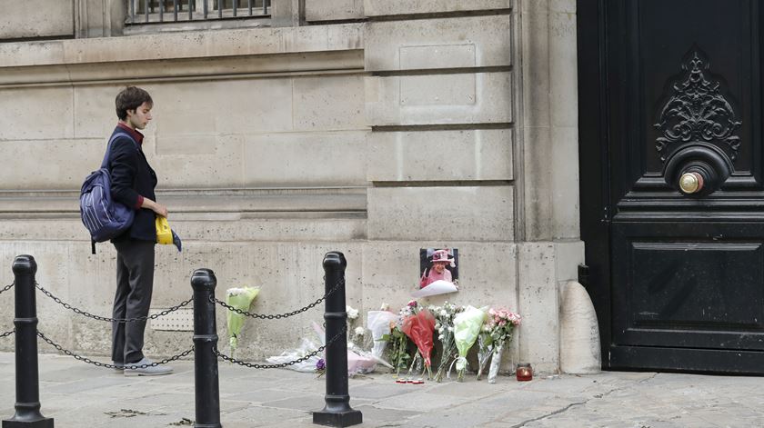Em Paris, junto a um retrato de Isabel II, é prestada homenagem à monarca. Foto: EPA/TERESA SUAREZ