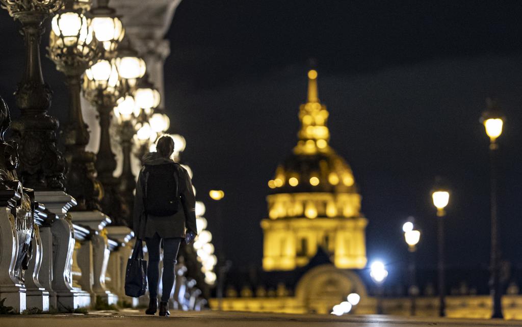 Paris deserta à noite, em tempos de pandemia. Foto: Ian Langsdon/EPA
