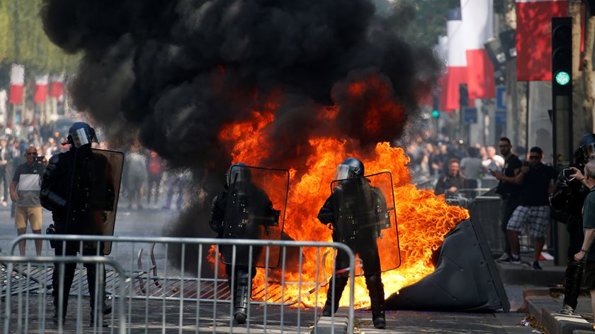 Manifestantes incendiaram casa de banho portátil, durante protesto. Foto: Pascal Rossignol/Reuters