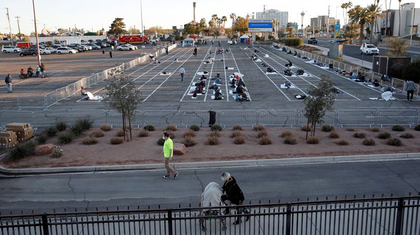 Parque de estacionamento em Las Vegas transformado em centro de acolhimento para sem-abrigo, devido à Covid-19 Foto: Steve Marcus/Reuters
