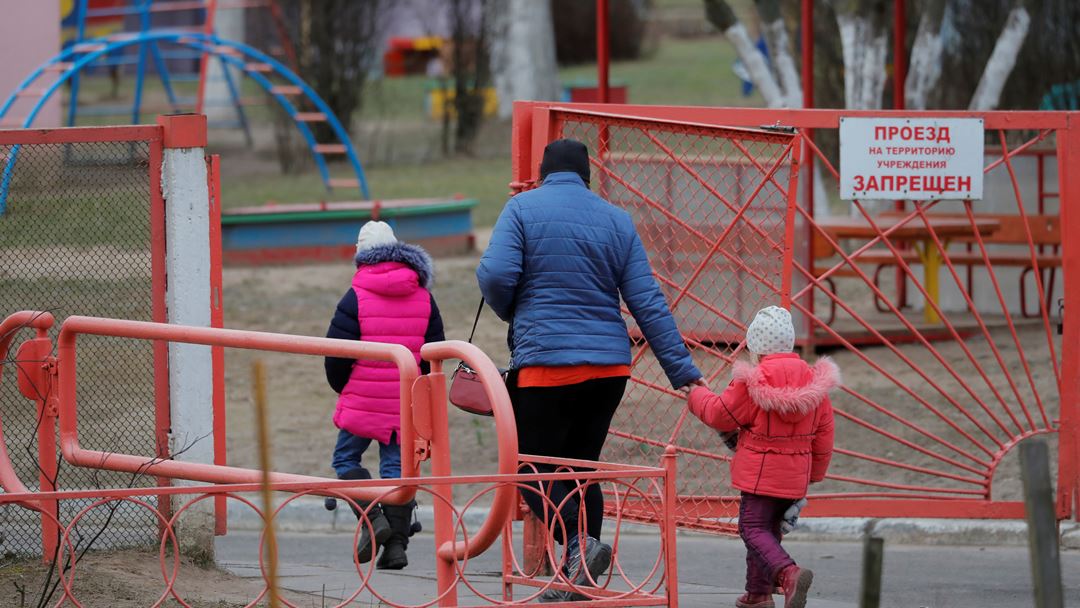 Parque infantil aberto em Minsk na Bielorrússia, em tempo da pandemia de Covid-19 (01/04/20) Foto: Vasily Fedosenko/Reuters