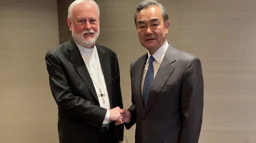 Paul Gallagher e Wang Yi, responsáveis pelos Negócios Estrangeiros da Santa Sé e da China. Foto: DR
