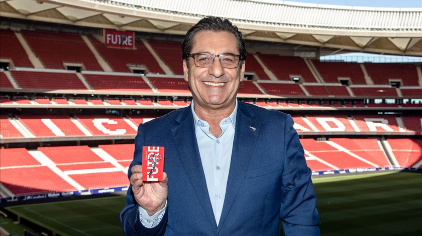 Futre com o cartão de sócio. Foto: Atlético de Madrid