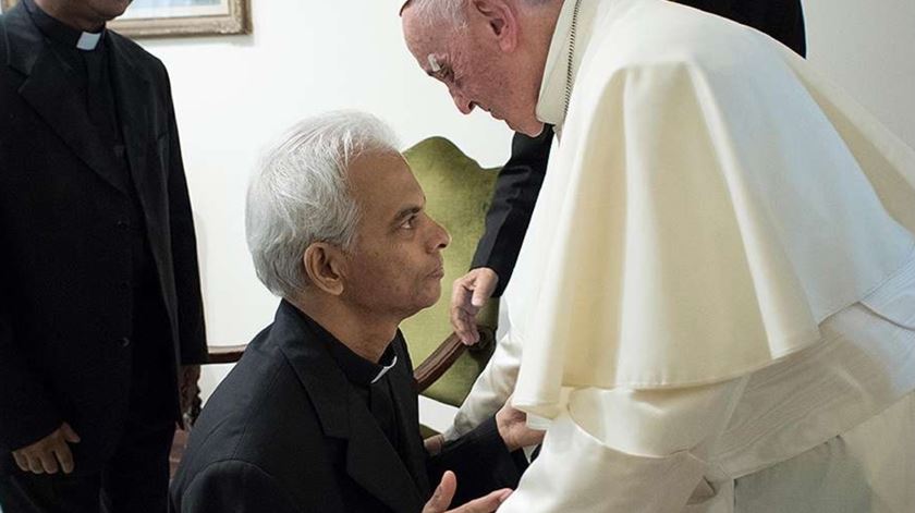 Padre Tom foi recebido pelo Papa após 18 meses de cativeiro. Foto: L