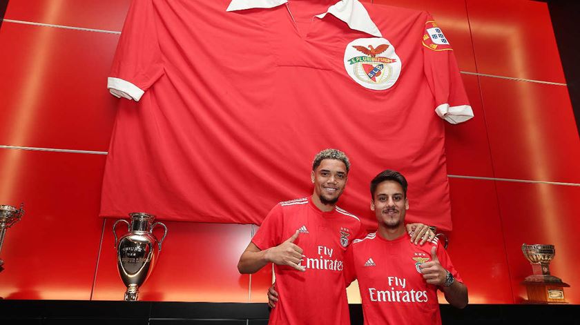 Pedro Henrique (à esquerda) e Bernardo Martins na altura da chegada ao Benfica. Foto: Benfica