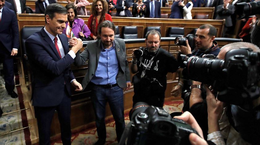 Pedro Sánchez e Pablo Iglesias vão formar Governo de coligação. Foto: EPA