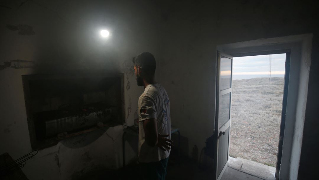 Pedro Sousa cozinha na casa do farol das Berlengas Foto: Rafael Marchante/Reuters