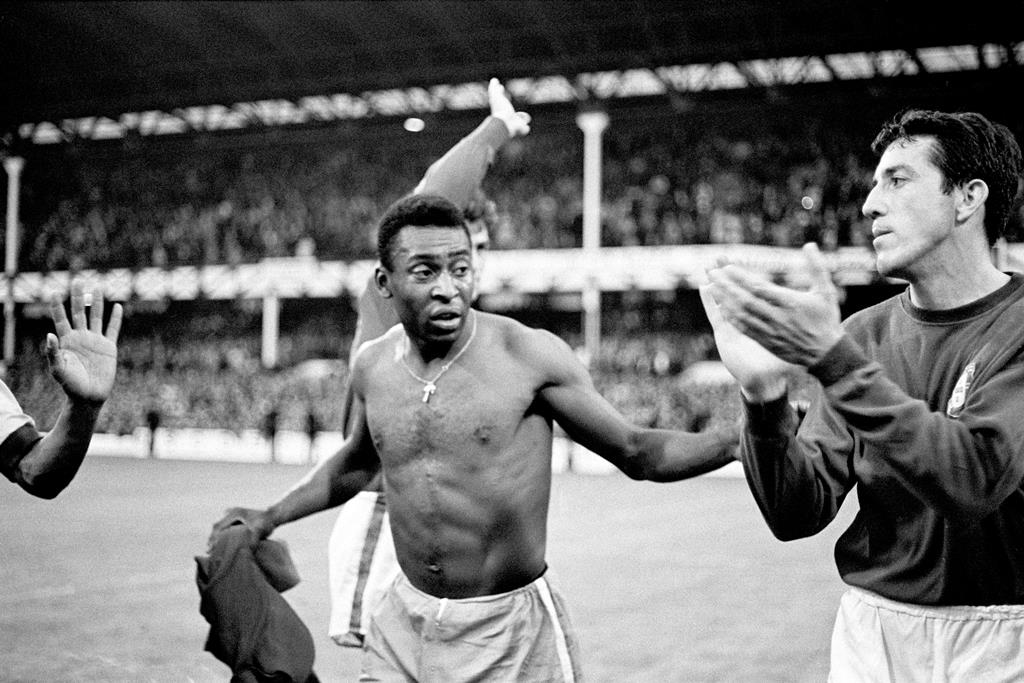 Pelé depois do Brasil ser eliminado do Mundial de 1966, frente a Portugal Foto: PA Images via Reuters Connect