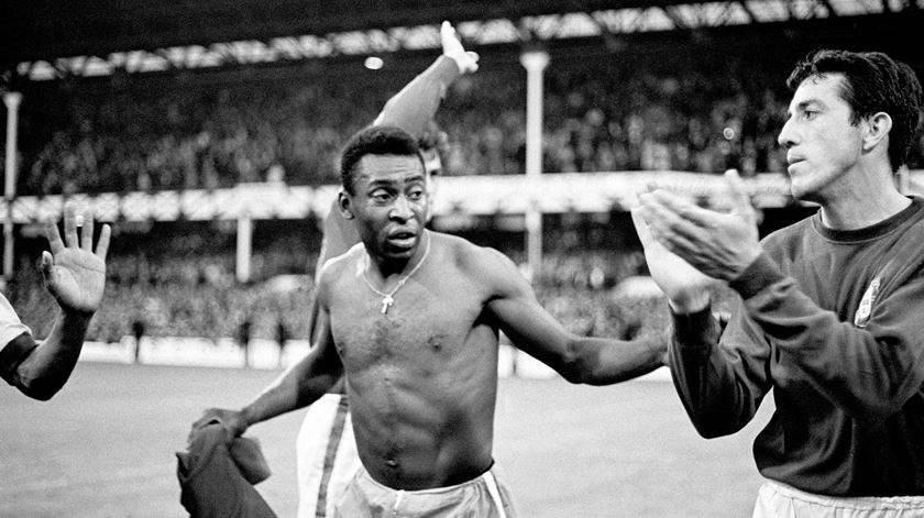 Pelé com José Augusto no Mundial de 66 Foto: PA Images via Reuters Connect