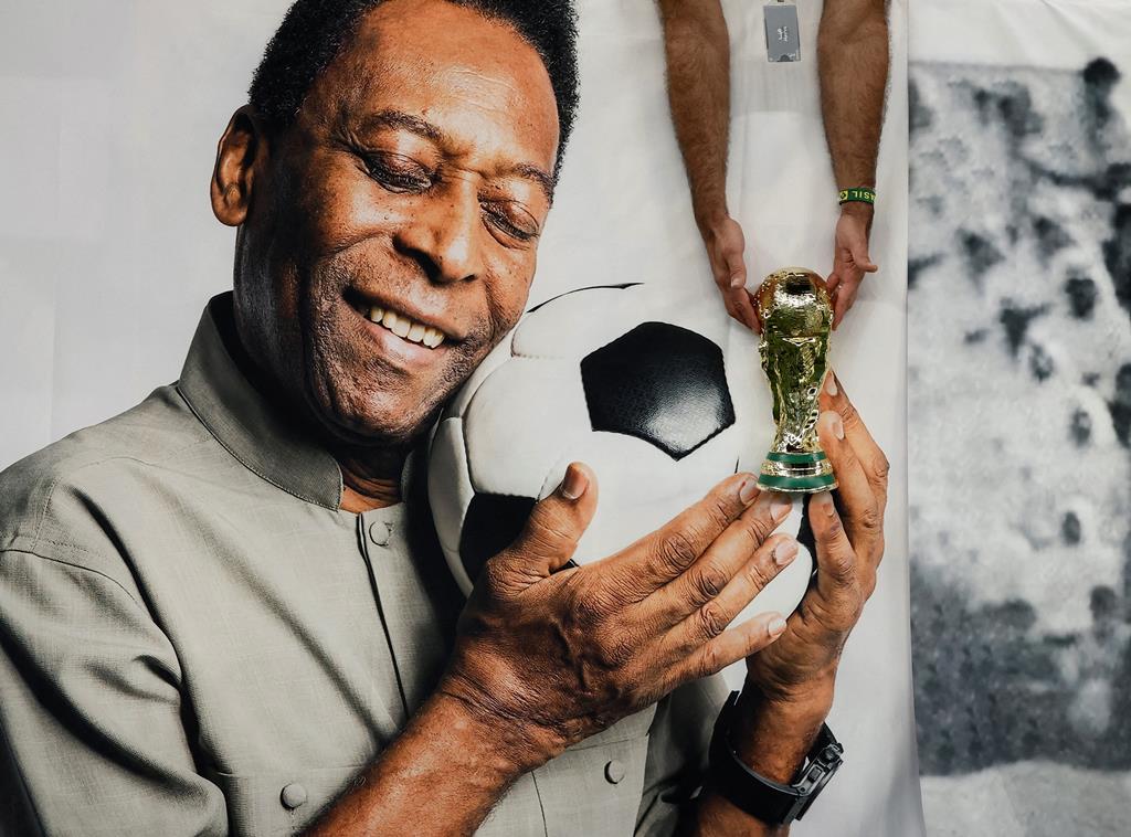 Mural de homenagem a Pelé, dos adeptos do Brasil no Mundial de 2022 Foto: Reuters