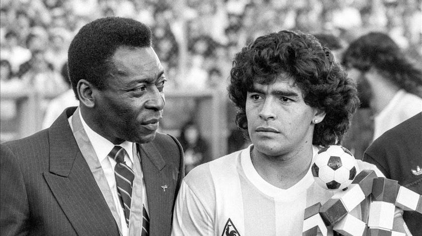 Pelé e Maradona juntos por ocasião de um Itália-Argentina, em Zurique, disputado em junho de 1987. Foto: EPA/STR