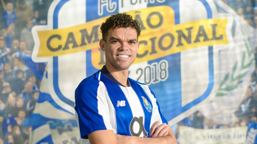 Pepe volta a vestir de azul e branco. Foto: FC Porto