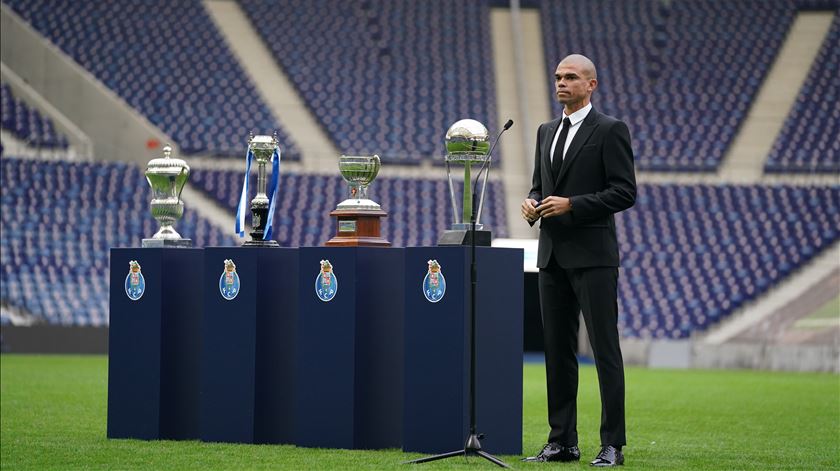 Pepe posou com os troféus já conquistados no Dragão. Foto: FC Porto