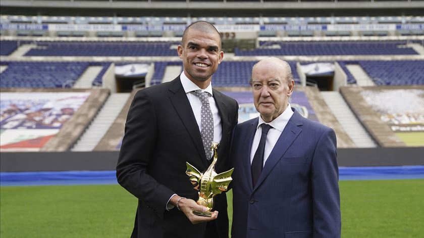 Pepe recebeu, esta época, o Dragão de Ouro da mão de Pinto da Costa. Foto: FC Porto