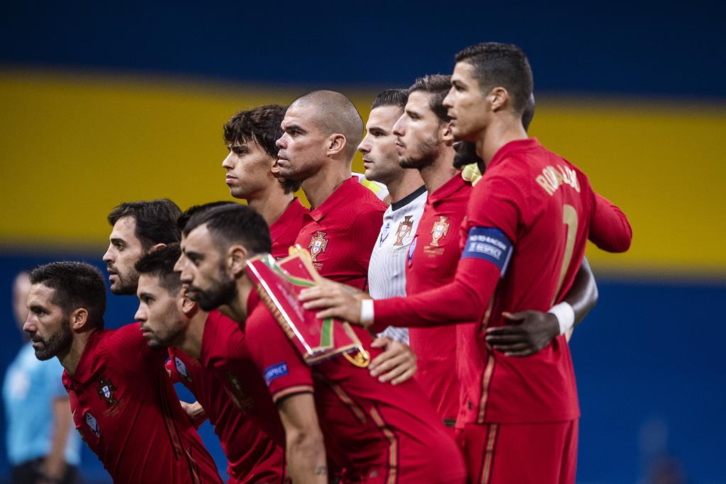 Fernando Santos poderá contar com mais três jogadores do que o habitual no Europeu Foto: Johanna Lundberg/Bildbyran/Reuters