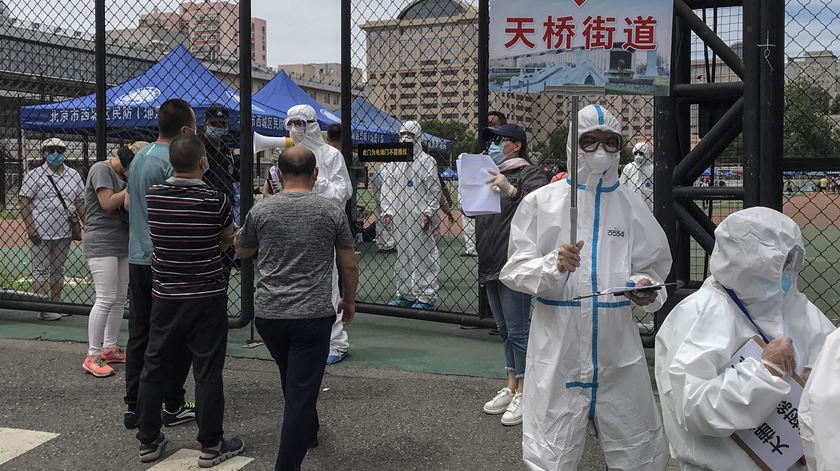 Testes em massa após surto com origem no mercado de Xinfadi, em Pequim. Foto: EPA