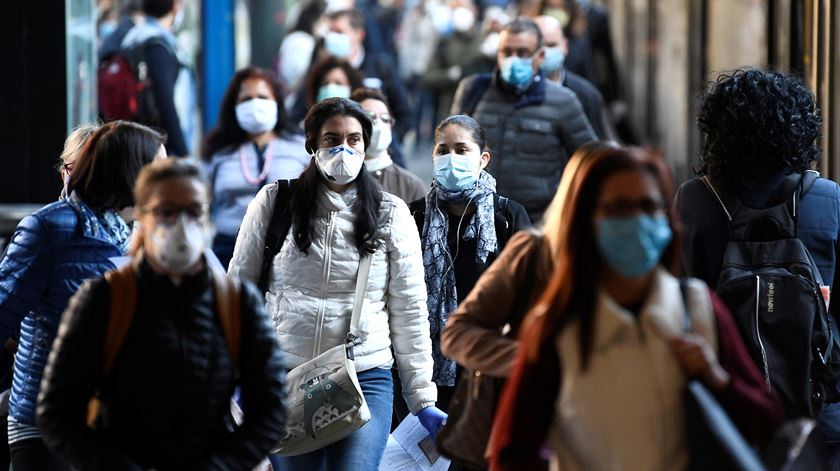 Máscaras de proteção passaram a ser um bem indispensável durante a pandemia. Foto: Flavio Lo Scalzo/Reuters