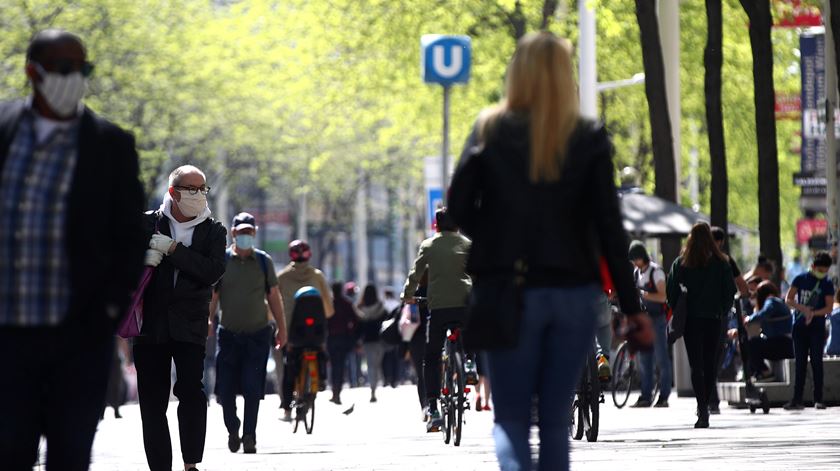 Nos póximos três meses, vai ser obrigatório o uso de máscara na rua. Foto Lisi Niesner Reuters