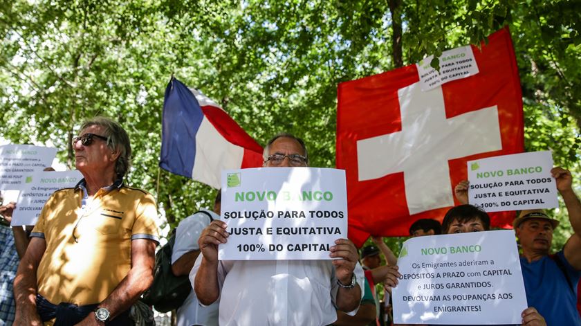  Protesto frente à sede do Novo Banco em Lisboa. Foto. Tiago Petinga/ Lusa